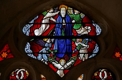Vidriera que representa la Asunción de la Virgen de French School